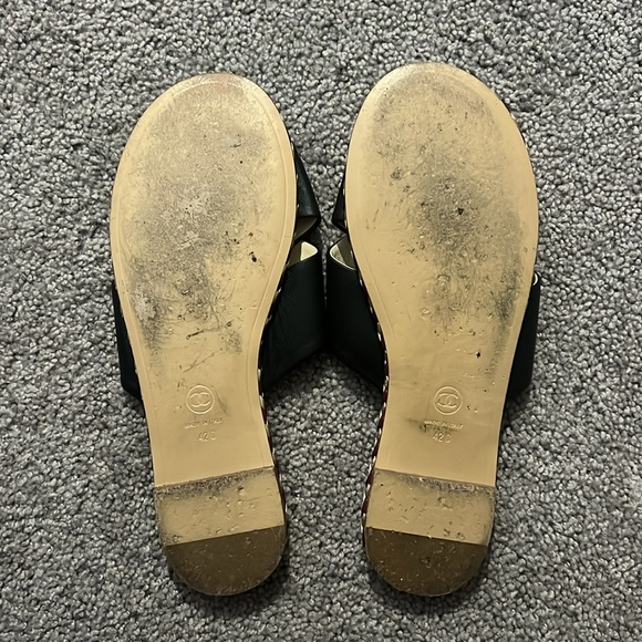 Chanel Slides - Picture 2 of 3